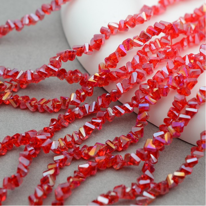 Cuentas de cristal Triangulo 4mm color rojo claro AB, 1 hilo(~130 cuentas)