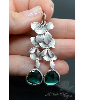 Earrings with emerald pendants, rhodium plated