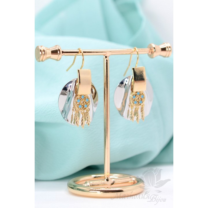Earrings in ethnic style with metal pendants