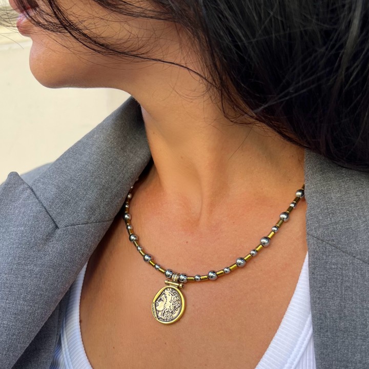 Gargantilla con medallón y hematita, baño de rodio