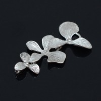 Conector Felicia 3 flores, baño de rodio(oro blanco)