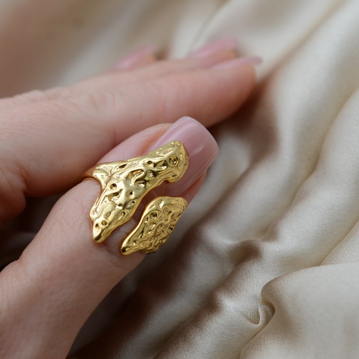 Anillo abierto Dragona Metal arrugado, baño de oro de 16K