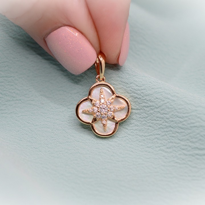 Colgante Trébol con nácar, baño de oro de 18K