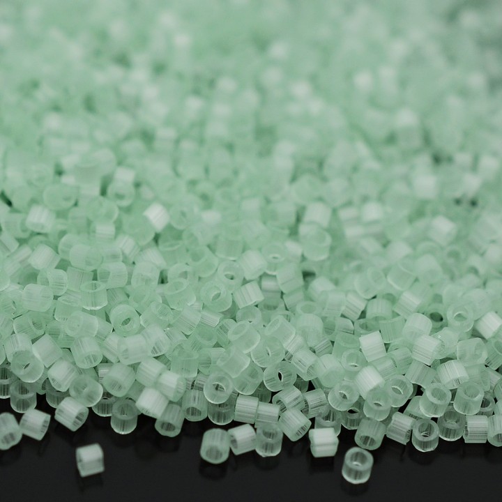 Бисер Delica DB0828 Pale Green Silk Satin, 5 грамм