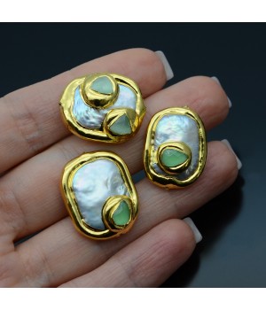 Perlas barrocas con recubrimiento galvánico de 18K y calcedonia natural, color verde