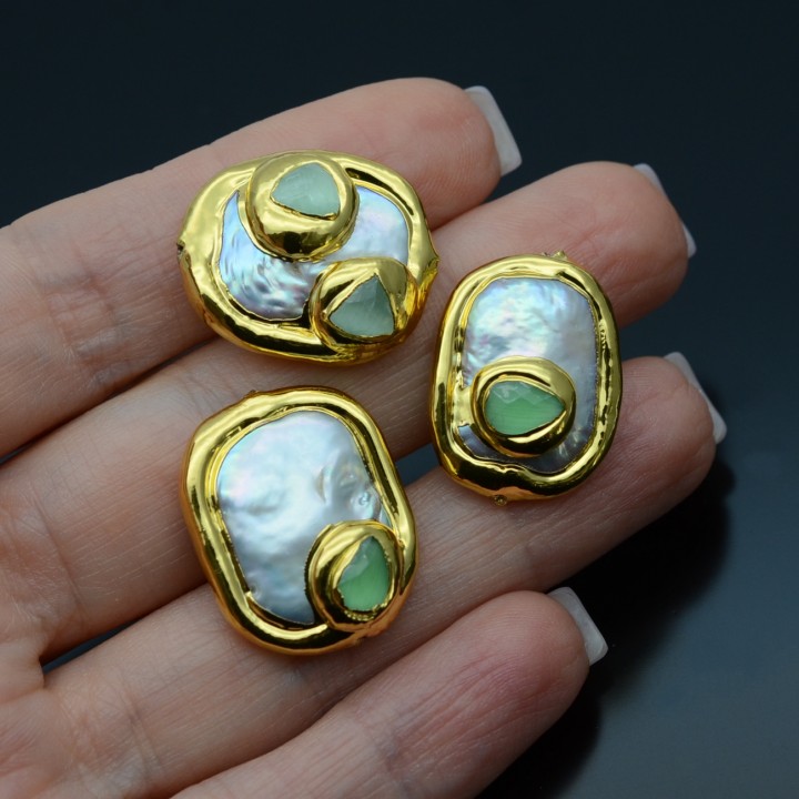 Perlas barrocas con recubrimiento galvánico de 18K y calcedonia natural, color verde