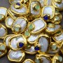 Perlas barrocas con recubrimiento galvánico de 18K y calcedonia natural, color verde