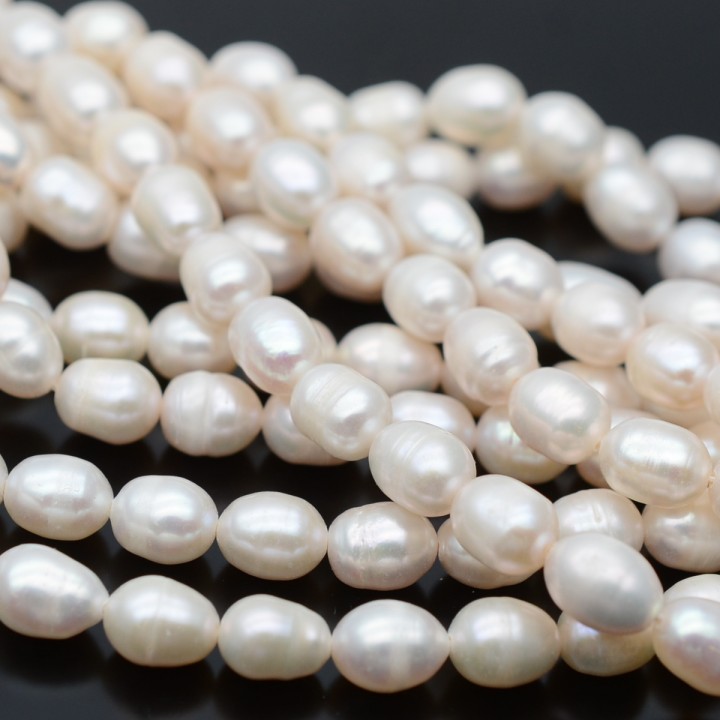 Perla cultivada grano de arroz ~8-9mm lisa blanca, tira 36cm