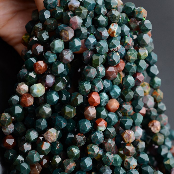 Агат индийский зеленый 8мм многогранник(наггетс)