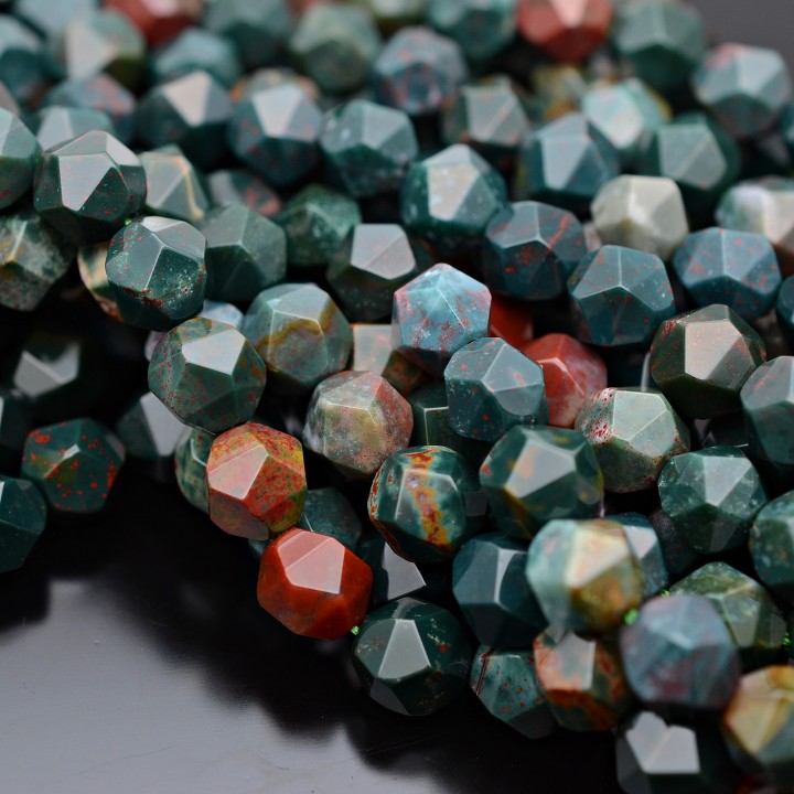 Агат индийский зеленый 10мм многогранник(наггетс)