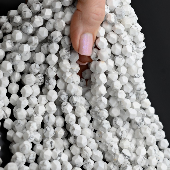 Говлит натуральный белый 8мм многогранник(наггетс)