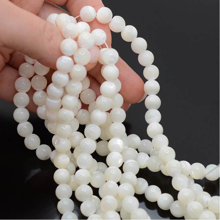 Mother of pearl 8mm smooth ball color white, thread 40cm