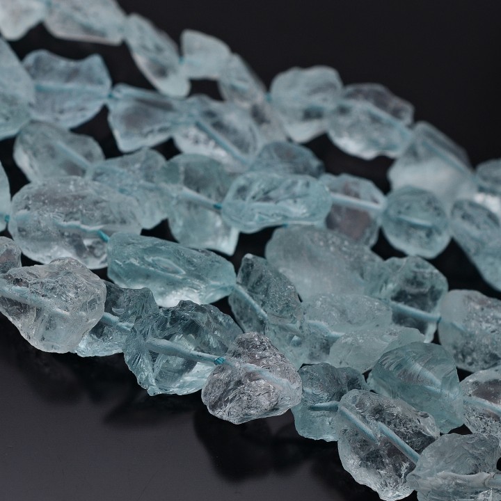 Аква Кварц необработанные бусины 10-15мм голубой, половина нити(20см)