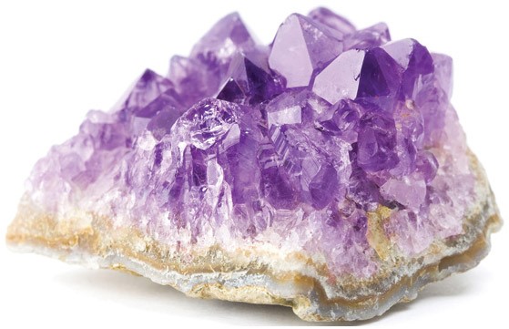 Аметист - недорогой ювелирный камень, разновидность кварца фиолетового оттенка. Прозрачный и очень красивый камень тёмных и светлых тонов в природе встречается в виде кристаллов. Неогранённые кристаллы аметиста пользуются повышенным спросом у коллекционеров всего мира. За нежно-фиолетовый оттенок ювелиры прозвали его «каменной фиалкой».